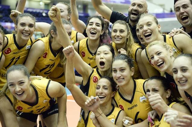(170514) -- KOBE, May 14, 2017 -- Players of Vakifbank Istanbul celebrates after winning Women s Club World Championship WM Weltmeisterschaft 2017 final match between Vakifbank Istanbul and Rexona-Sesc in Kobe, Japan, on May 14, 2017. Vakifbank Istanbul won 3-0 and claimed the title. ) (SP)JAPAN-KOBE-VOLLEYBALL-WOMEN S CLUB WORLD CHAMPIONSHIP-FINAL-VAKIFBANK VS REXONA-SESC MaxPing 