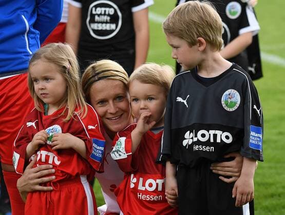 14.05.2017, xhbx, Fussball 1.Bundesliga Frauen, 1.FFC Frankfurt - TSG 1899 Hoffenheim, emspor v.l. Saskia Bartusiak (1.FFC Frankfurt) läuft mit Ihren Nichten und Neffen ein Frankfurt am Main