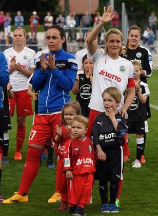 14.05.2017, xhbx, Fussball 1.Bundesliga Frauen, 1.FFC Frankfurt - TSG 1899 Hoffenheim, emspor v.l. Peggy Nietgen (1.FFC Frankfurt), Saskia Bartusiak (1.FFC Frankfurt) läuft mit Ihren Nichten und Neffen ein Frankfurt am Main