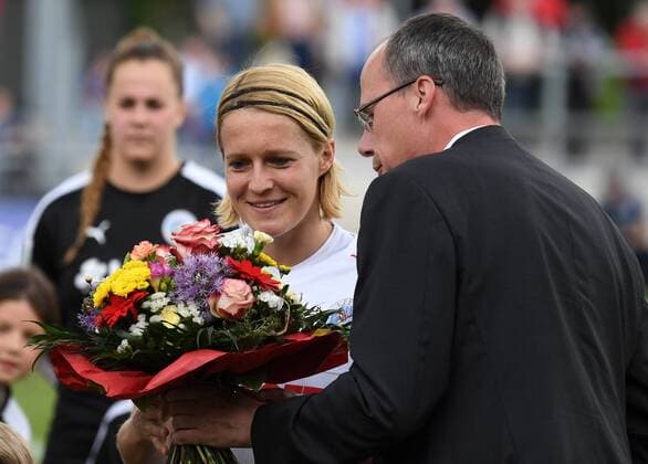 14.05.2017, xhbx, Fussball 1.Bundesliga Frauen, 1.FFC Frankfurt - TSG 1899 Hoffenheim, emspor v.l. Saskia Bartusiak (1.FFC Frankfurt), Ministerpräsident, StaatsministerInnen Peter Beuth Frankfurt am Main
