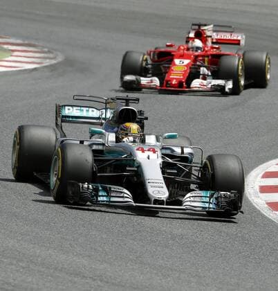 British Formula One driver Lewis Hamilton (L), of Mercedes, followed by German Sebastian Vettel, of Ferrari, competes during the 2017 Grand Prix of Spain at Barcelona-Catalonia racetrack in Montmelo, Catalonia, northeastern Spain, 14 May 2017. GRAND PRIX OF SPAIN !ACHTUNG: NUR REDAKTIONELLE NUTZUNG!  Copyright: xAndreuxDalmaux GRA205 20170514-636303810812800733