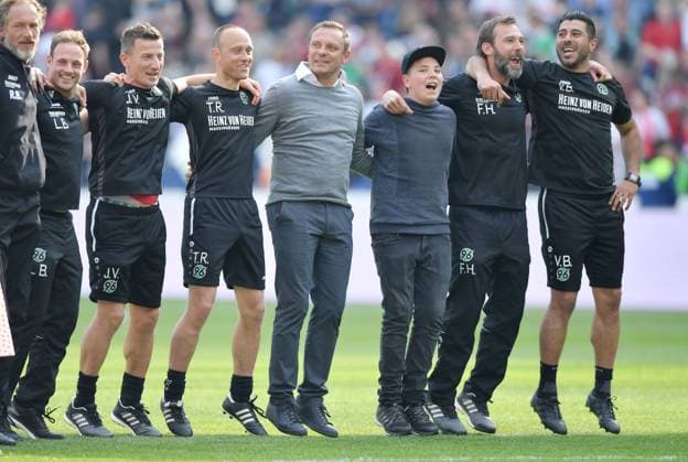 14.05.2017, Fussball GER, 2. Bundesliga Saison 2016 2017, 33. Spieltag, Hannover 96 - VfB Stuttgart, Trainer Andre Breitenreiter (Hannover 96), mi., feiert mit den Co Trainern und Betreuer den Sieg, rechts Co Trainer Volkan Bulut (Hannover 96)