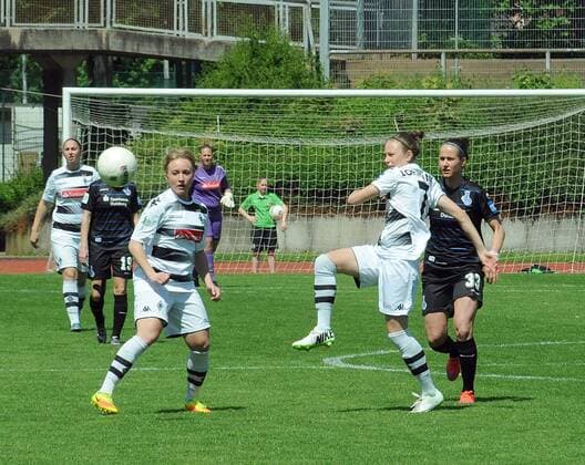 Borussia Mönchengladbach Frauen 1. Bundesliga Saison 2016 - 2017 21. Spieltag am 14.05.2017 in Mönchengladbach - Rheydt ( Grenzlandstadion ) Borussia Mönchengladbach gegen MSV Duisburg ( 1 - 3 ) hier Madeline Gier , Mona Lohmann , Kathleen Radtke , Volksbank Mönchengladbach ,
