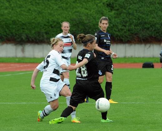 Borussia Mönchengladbach Frauen 1. Bundesliga Saison 2016 - 2017 21. Spieltag am 14.05.2017 in Mönchengladbach - Rheydt ( Grenzlandstadion ) Borussia Mönchengladbach gegen MSV Duisburg ( 1 - 3 ) hier Madeline Gier , Zsofia Racz , Volksbank Mönchengladbach ,