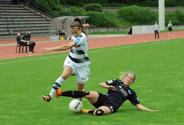 Borussia Mönchengladbach Frauen 1. Bundesliga Saison 2016 - 2017 21. Spieltag am 14.05.2017 in Mönchengladbach - Rheydt ( Grenzlandstadion ) Borussia Mönchengladbach gegen MSV Duisburg ( 1 - 3 ) hier Liv Aerts , Sandra Betschart , Volksbank Mönchengladbach ,