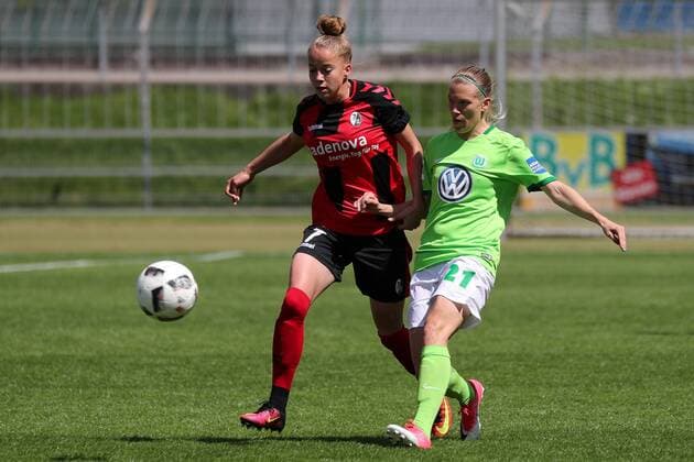 v.li.: Giulia Gwinn (Freiburg, 7), Lara Dickenmann (Wolfsburg, 21), Zweikampf, Duell, duel, tackle, tackling, Dynamik, Action, Aktion, Fussball, Allianz Frauen-Bundesliga, SC Freiburg - VfL Wolfsburg, xozx