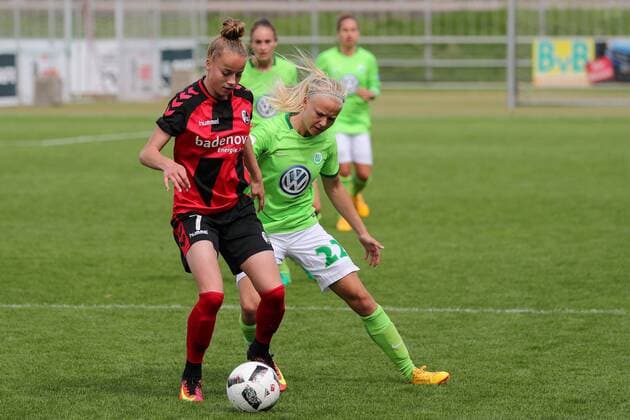 v.li.: Giulia Gwinn (Freiburg, 7), Pernille Harder (Wolfsburg, 22), Zweikampf, Duell, duel, tackle, tackling, Dynamik, Action, Aktion, Fussball, Allianz Frauen-Bundesliga, SC Freiburg - VfL Wolfsburg, xozx