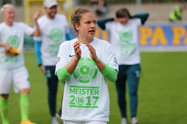 Meister 2017 , Babett Peter (Wolfsburg, 8) jubelt im Meister-Shirt über den Gewinn der Deutschen Meisterschaft, Deutscher Meister, Einzelbild, Aktion, Action, Fussball, Allianz Frauen-Bundesliga, SC Freiburg - VfL Wolfsburg, xozx