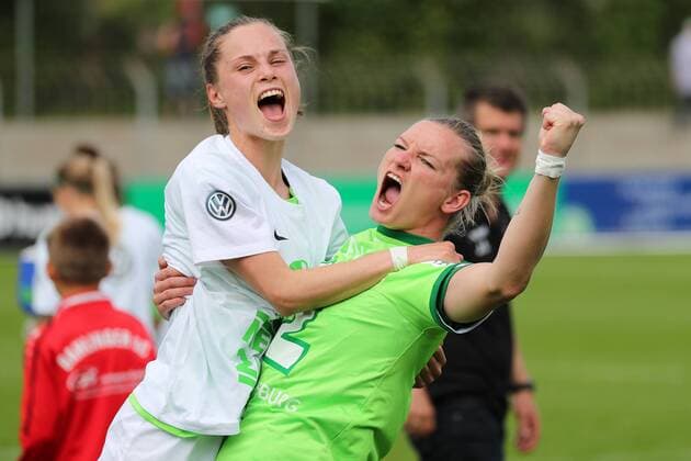 v.li.: Ewa Pajor (Wolfsburg, 17) und Alexandra Popp (Wolfsburg, 11) jubeln, Jubel nach dem Schlusspfiff, Deutscher Meister 2016 17 trotz Niederlage, Deutsche Meisterschaft, Gewinner, jubelt, jubeln, Freude, optimistisch, Action, Aktion, Fussball, Allianz Frauen-Bundesliga, SC Freiburg - VfL Wolfsburg, xozx