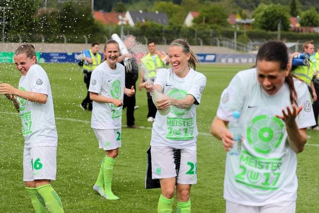 Noelle Maritz (Wolfsburg, 16), Caroline Graham Hansen (Wolfsburg, 26), Lara Dickenmann (Wolfsburg, 21) spritzt mit Sekt, Sara Björk Gunnarsdottir (Sara Bjoerk Gunnarsdottir, Wolfsburg, 7), Sektdusche, jubeln, Jubel nach dem Schlusspfiff, Deutscher Meister 2016 17 trotz Niederlage, Deutsche Meisterschaft, Gewinner, jubelt, jubeln, Freude, optimistisch, Action, Aktion, Fussball, Allianz Frauen-Bundesliga, SC Freiburg - VfL Wolfsburg, xozx