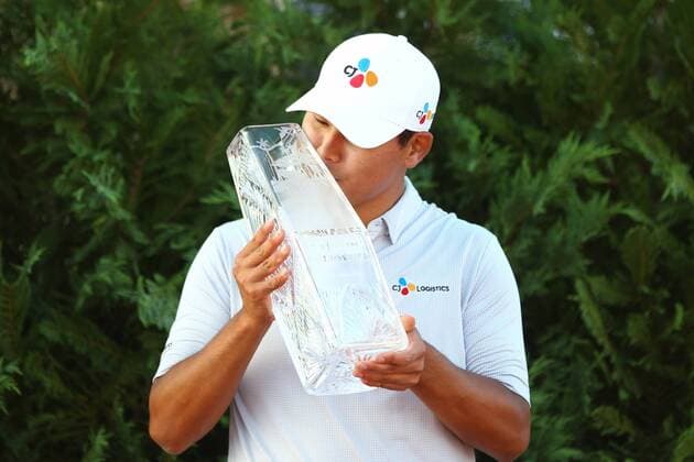 May 14, 2017 - Ponte Vedra Beach, Florida, United States - Si Woo Kim kisses the trophy after winning The PLAYERS Championship at TPC Sawgrass. Golf 2017: The PLAYERS Championship - Final Round - ZUMAw109 20170514_zap_w109_026 Copyright: xDebbyxWongx