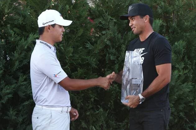 Bilder des Tages - SPORT May 14, 2017 - Ponte Vedra Beach, Florida, United States - Si Woo Kim (L) accepts the trophy from Jason Day after winning The PLAYERS Championship at TPC Sawgrass. Golf 2017: The PLAYERS Championship - Final Round - ZUMAw109 20170514_zap_w109_032 Copyright: xDebbyxWongx