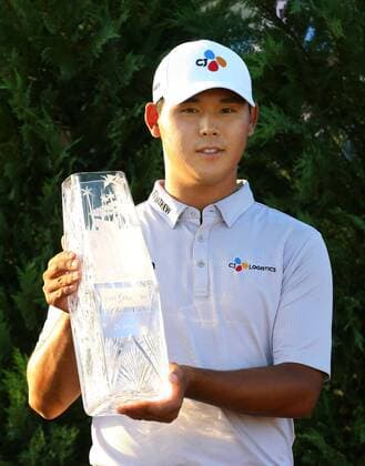 Golf: Kim Si Woo becomes youngest Players C ship winner Kim Si Woo of South Korea poses with the winner s trophy after his Players Championship victory at TPC Sawgrass in Ponte Vedra Beach, Florida, on May 14, 2017. The 21-year-old became the youngest player to win the tournament. 