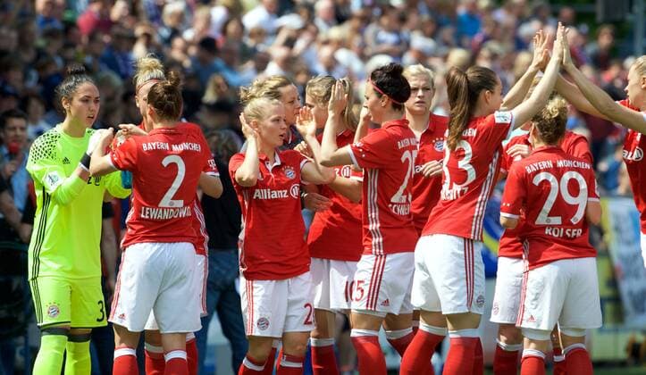 Fussball Frauen 1.Bundesliga 14.05.2017 21 Spieltag Potsdam Karl Liebknecht Stadion 1 FFC Turbine Potsdam geg FC Bayern Muenchen ( München )0 : 4 vlnr Manuela ZINSBERGER 31 FCB Caroline ABBE 5 FCB Gina LEWANDOWSKI 2 FCB Nicole ROLSER 29 FCB Vivianne MIEDEMA 10 FCB Viktoria SCHNADERBECK 25 FCB Sara DAEBRITZ ( DÄBRITZ ) 33 FCB Sara DAEBRITZ ( DÄBRITZ ) 33 FCB Nicole ROLSER 29 FCB