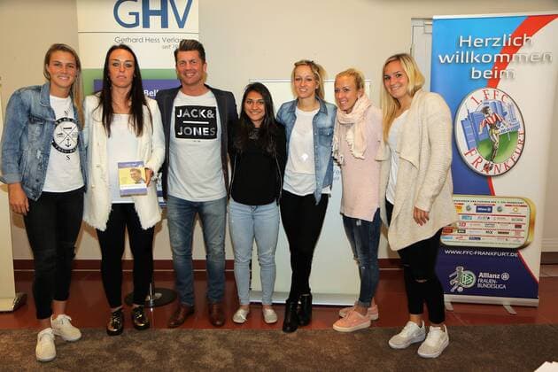15.05.2017 Deutschland, Frankfurt am Main, Hotel Lindner Buchvorstellung - Der (Frauen)-Fussball-Versteher Ex-FFC Frankfurt-Trainer Colin Bell Bild zeigt: Colin Bell Trainer der irischen Frauennationalmannschaft und seine EX-Spielerinnen Ana-Maria Crnogorcevic, Peggy Nietgen (FFC Frankfurt) Leticia Santos de Oliveira (SC Sand), Kathrin-Julia Hendrich, Mandy Islacker und Laura Störzel (FFC Frankfurt)