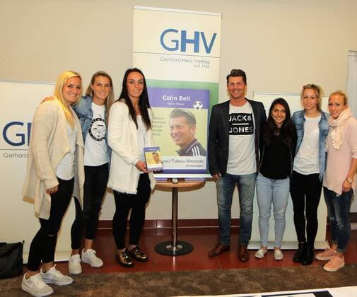 15.05.2017 Deutschland, Frankfurt am Main, Hotel Lindner Buchvorstellung - Der (Frauen)-Fussball-Versteher Ex-FFC Frankfurt-Trainer Colin Bell Bild zeigt: Colin Bell Trainer der irischen Frauennationalmannschaft und seine EX-Spielerinnen Laura Störzel, Ana-Maria Crnogorcevic, Peggy Nietgen (FFC Frankfurt) Leticia Santos de Oliveira (SC Sand), Kathrin-Julia Hendrich, Mandy Islacker (FFC Frankfurt)