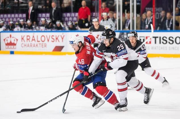 15.05.2017, AccorHotels Arena, Paris, FRA, IIHF WM 2017, Kanada vs Norwegen, Gruppe B, im Bild Mathis Olimb of Norway vs Nate Mackinnon of Canada during the group B match of 2017 IIHF World Championship WM Weltmeisterschaft between Canada and Norway at the AccorHotels Arena in Paris, France on 2017 05 15. Paris  EP_pon  