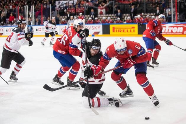 15.05.2017, AccorHotels Arena, Paris, FRA, IIHF WM 2017, Kanada vs Norwegen, Gruppe B, im Bild Sean Couturier of Canada vs Jonas Holos of Norway during the group B match of 2017 IIHF World Championship WM Weltmeisterschaft between Canada and Norway at the AccorHotels Arena in Paris, France on 2017 05 15. Paris  EP_pon  