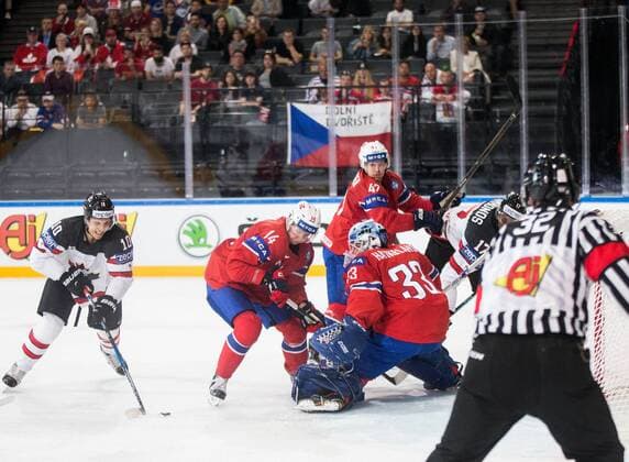 15.05.2017, AccorHotels Arena, Paris, FRA, IIHF WM 2017, Kanada vs Norwegen, Gruppe B, im Bild Brayden Schenn of Canada vs Dennis Sveum of Norway, Henrik Haukeland of Norway during the group B match of 2017 IIHF World Championship WM Weltmeisterschaft between Canada and Norway at the AccorHotels Arena in Paris, France on 2017 05 15. Paris  EP_pon  