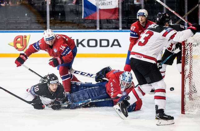15.05.2017, AccorHotels Arena, Paris, FRA, IIHF WM 2017, Kanada vs Norwegen, Gruppe B, im Bild Jeff Skinner of Canada and Brayden Schenn of Canada scoring first goal vs Dennis Sveum of Norway, Henrik Haukeland of Norway during the group B match of 2017 IIHF World Championship WM Weltmeisterschaft between Canada and Norway at the AccorHotels Arena in Paris, France on 2017 05 15. Paris  EP_pon  