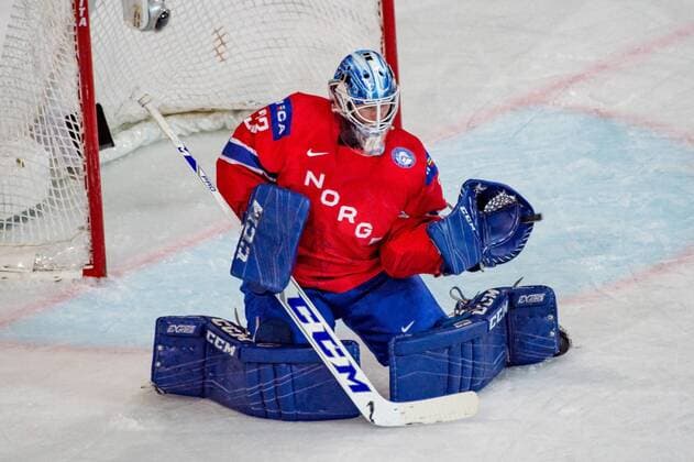 PARIS, FRANCE - MAY 15: 33 Goalie Henrik Haukeland (NOR) makes a glove save during the Ice hockey Eishockey World Championship WM Weltmeisterschaft between Canada and Norway at AccorHotels Arena in Paris, France, on May 15, 2017. (Photo by Robert Hradil Icon Sportswire) HOCKEY: MAY 15 IIHF World Championship - Canada v Norway Icon1705150317 EDITORIAL USE ONLY