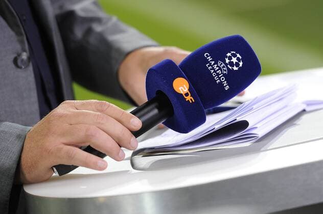 Bittere Nachricht für alle deutschen Fussball-Fans. Ab der Saison 2018 19 wird die Champions League wohl nicht mehr im Free-TV laufen. Symbolfoto,ZDF Mikrofon mit Aufschrift Champions League in derHand eines Reporters,Fernsehuebertragung,Berichterstattung,Live,Uebertragung,Sendung,Fernsehsender FC Bayern Muenchen-Manchester City 1-0 Fussball Champions League,Vorrunde,Gruppenphase,Gruppe E,am 17.09.2014. Â