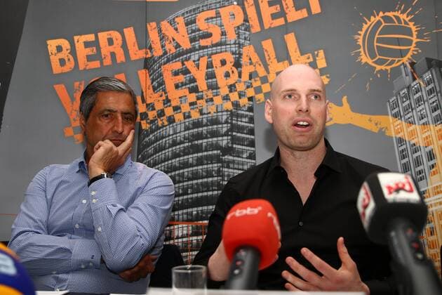 Volleyball, Herren, Saison 2016 17, 1. Bundesliga, Pressekonferenz BR Volleys, Manager Kaweh Niroomand (Berlin Recycling Volleys), Cheftrainer Luke Reynolds (Berlin Recycling Volleys), 16.05.17, Copyright: xMichaelxHundtx xMatthiasxKochx