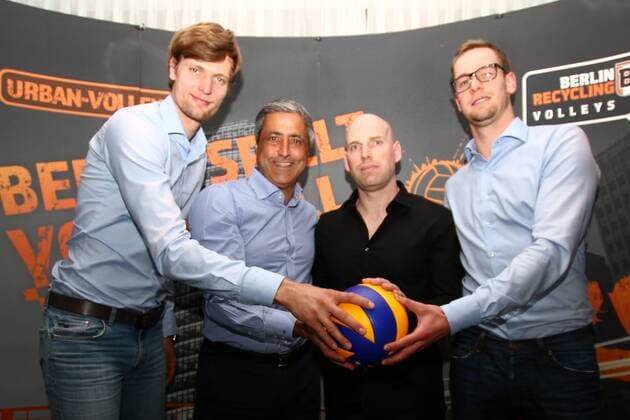 Volleyball, Herren, Saison 2016 17, 1. Bundesliga, Pressekonferenz BR Volleys, Robert Kromm (Nr. 3, Berlin Recycling Volleys), Manager Kaweh Niroomand (Berlin Recycling Volleys), Cheftrainer Luke Reynolds (Berlin Recycling Volleys), Sebastian Kühner (Nr. 10, Berlin Recycling Volleys), 16.05.17, Copyright: xMichaelxHundtx xMatthiasxKochx