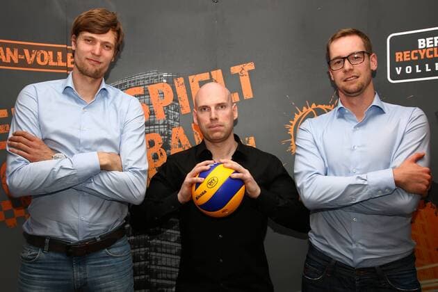 Volleyball, Herren, Saison 2016 17, 1. Bundesliga, Pressekonferenz BR Volleys, Robert Kromm (Nr. 3, Berlin Recycling Volleys), Cheftrainer Luke Reynolds (Berlin Recycling Volleys), Sebastian Kühner (Nr. 10, Berlin Recycling Volleys), 16.05.17, Copyright: xMichaelxHundtx xMatthiasxKochx