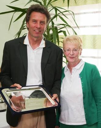 GOLF - Goesser Open MARIA LANKOWITZ,AUSTRIA,17.MAY.17 - GOLF - Goesser Open, ProAm, GC Erzherzog Johann. Image shows Johannes Goess-Saurau and president Waltraud Neuwirth (Alps Tour). GEPAxpictures xChristianxWalgram