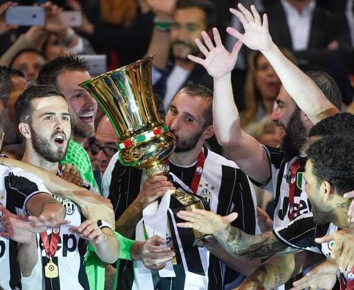 IPP20170517 Football - soccer: Coppa Italia, Juventus Turin - Lazio Rom, Giorgio Chiellini alza la coppa Italia (Hinweis: Verwendung nur in Deutschland - only Germany) xHOCHxZWEIx xItalyxPhotoxPressx 