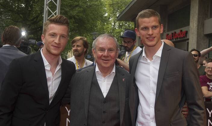 You ll Never Walk Alone Lichtburg Essen Deutschland Datum: 17.05.2017 Links: Marco Reus (Borussia Dortmund) Mitte: Joachim Krol Rechts: Sven Bender (Borussia Dortmund)
