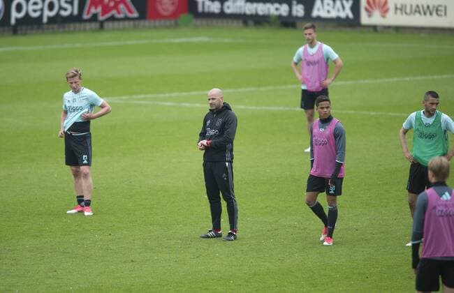 18-05-2017 VOETBAL: TRAINING AJAX: AMSTERDAM Coach Peter Bosz (Ajax) Foto:SCS Michel Utrecht Training session Ajax UEFA Europa League 2016 2017 xVIxVIxImagesx xSoenarxChamidxsportfotografiexIVx 7816759