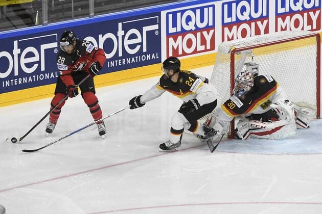 IIHF Eishockey-WM 2017 Canada - Germany on 17.05.2017 at Lanxess Arena in Cologne Dennis Seidenberg ( 24 Germany) gegen Claude Giroux ( 28 Team Canada) wd
