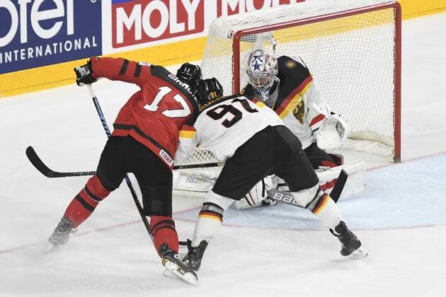 IIHF Eishockey-WM 2017 Canada - Germany on 17.05.2017 at Lanxess Arena in Cologne Save on Goalie Philipp Grubauer ( 30) gegen Wayne Simmonds ( 17 Team Canada) wd