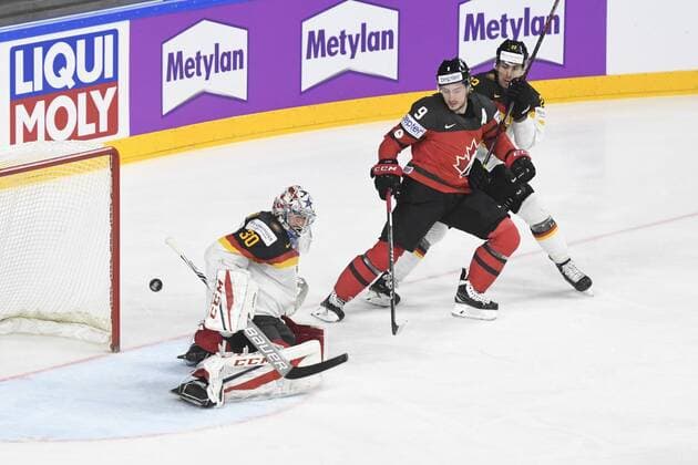 IIHF Eishockey-WM 2017 Canada - Germany on 17.05.2017 at Lanxess Arena in Cologne Save von Goalie Philipp Grubauer ( 30) vor Matt Duchene ( 9 Team Canada) wd