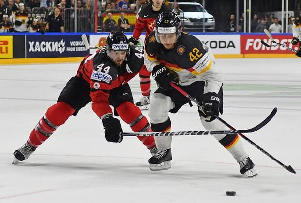 18.05.2017, xblx, Eishockey WM 2017, Kanada - Deutschland, emspor, v.l., Marc-Edouard Vlasic (Team Canada, Kanada), Yasin Ehliz (Deutschland, DEB) Koeln