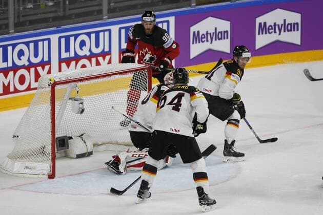IIHF WM 2017, Kanada - Deutschland, 18.05.2017 Philipp Grubauer (Deutschland - Washington Capitals, 30); Dennis Seidenberg (Deutschland - Islanders, 24); Ryan OReilly (Kanada, 90); IIHF WM 2017, Kanada - Deutschland am 18.05.2017 in der Lanxess-Arena in Koeln (Deutschland). xadx