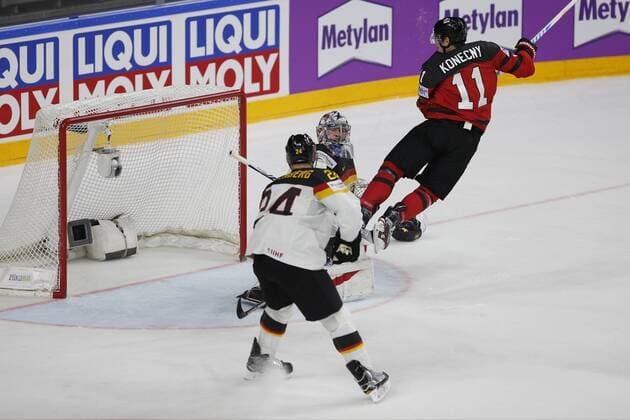 IIHF WM 2017, Kanada - Deutschland, 18.05.2017 Dennis Seidenberg (Deutschland - Islanders, 24); Philipp Grubauer (Deutschland - Washington Capitals, 30); Travis Konecny (Kanada, 11); IIHF WM 2017, Kanada - Deutschland am 18.05.2017 in der Lanxess-Arena in Koeln (Deutschland). xadx