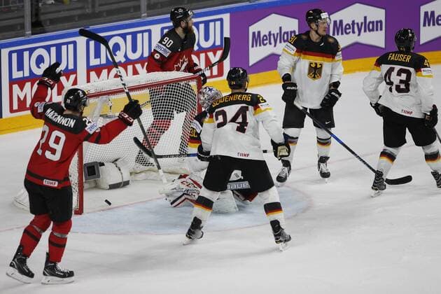 IIHF WM 2017, Kanada - Deutschland, 18.05.2017 Philipp Grubauer (Deutschland - Washington Capitals, 30); Dennis Seidenberg (Deutschland - Islanders, 24); Ryan OReilly (Kanada, 90); IIHF WM 2017, Kanada - Deutschland am 18.05.2017 in der Lanxess-Arena in Koeln (Deutschland). xadx