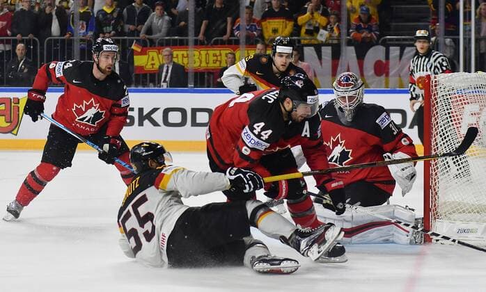18.05.2017, xblx, Eishockey WM 2017, Kanada - Deutschland, emspor, v.l., Calvin de Haan (Team Canada, Kanada), Felix Schuetz (Deutschland, DEB), Marc-Edouard Vlasic (Team Canada, Kanada), Leon Draisaitl (Deutschland, DEB), Calvin Pickard (Team Canada, Kanada) Koeln
