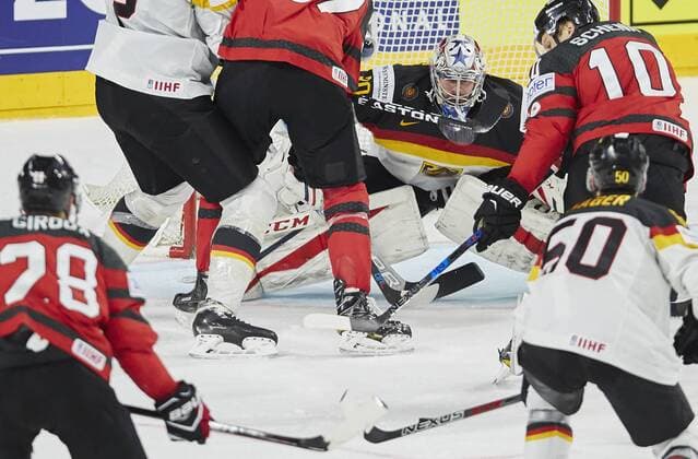 Philip GRUBAUER, Goalie DEB 30 versucht den Durchblick zu behalten DEUTSCHLAND - KANADA IIHF Eishockey Weltmeisterschaft 2017, Germany, Deutsche Eishockey Nationalmannschaft Eishockey DEB , Koeln, Deutschland 18.05.2017