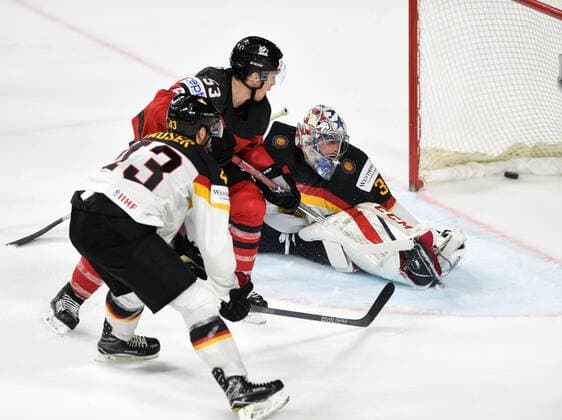 Bilder des Tages - SPORT Eishockey WM 2017 in Köln: Viertelfinale: Kanada - Deutschland - 18.05.2017. Tor zum 2:0 für Kanada durch Jeff Skinner (53 Mitte). Tw. Philipp Grubauer streckt sich vergeblich. Li: Gerrit Fauser (beide Deut.) kommt zu spät. HM
