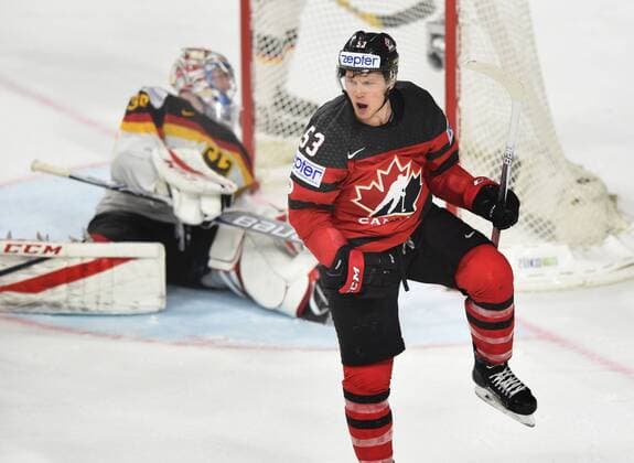 Eishockey WM 2017 in Köln: Viertelfinale: Kanada - Deutschland - 18.05.2017. Der Torschütze zum 2:0 Jeff Skinner (Kanada) jubelt nach seinem Treffer. Im Hintergrund Tw. Philipp Grubauer (Deut.) geschlagen. HM