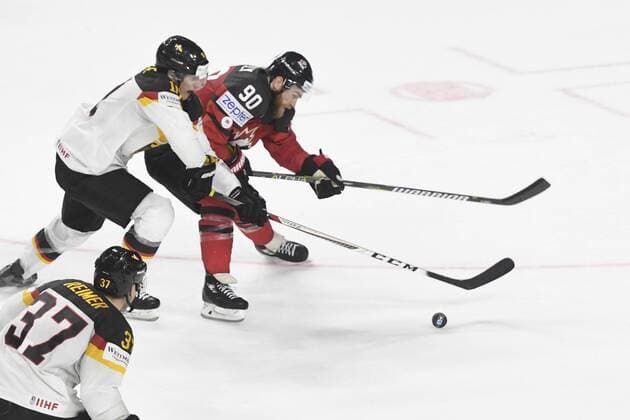 IIHF Eishockey-WM 2017 Canada - Germany on 17.05.2017 at Lanxess Arena in Cologne Christian Ehrhoff ( 10 Germany) gegen Ryan O™Reilly ( 90 Team Canada) wd