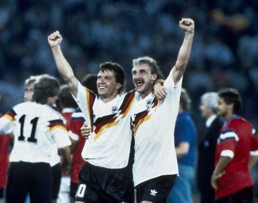 Weltmeisterschaft 1990 Finale in Rom. Lothar Matthaeus (l.) und Rudi Voeller jubeln nach dem WM-Gewinn. HM