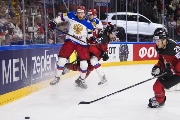 170520 Rysslands Ivan Telegin och Valeri Nichushkin tacklar Kanadas Jason Demers i semifinalen mellan Kanada och Ryssland under ishockey-VM den 20 maj 2017 i Köln.  Copyright: JOELxMARKLUND BB170520JM004