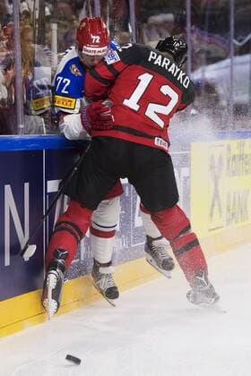 170520 Rysslands Artemi Panarin blir tacklad av Kanadas Colton Paraykok i semifinalen mellan Kanada och Ryssland under ishockey-VM den 20 maj 2017 i Köln.  Copyright: JOELxMARKLUND BB170520JM007