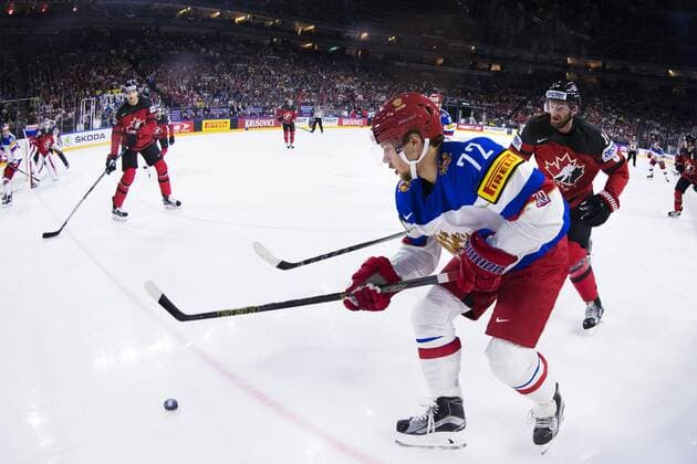170520 Rysslands Artemi Panarin utmanar Kanadas Sean Couturier i semifinalen mellan Kanada och Ryssland under ishockey-VM den 20 maj 2017 i Köln.  Copyright: JOELxMARKLUND BB170520JM009