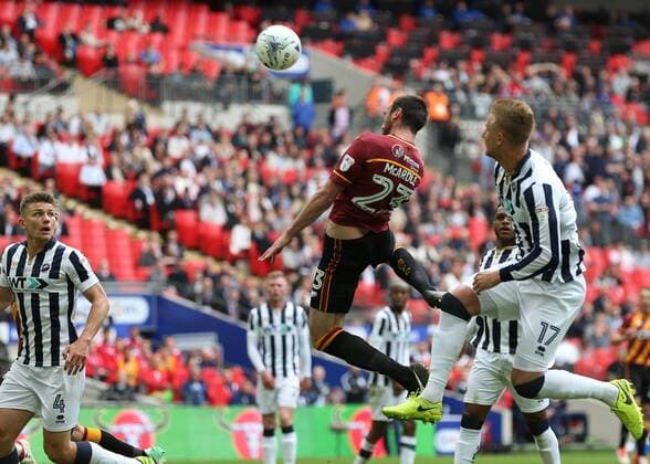 Bilder des Tages - SPORT May 20th 2017, Wembley Stadium, London, England; EFL League 1 Play-off final, Bradford City versus Millwall; Rory McArdle of Bradford City attempting to score from a cross xJohnxPatrickxFletcherx  ActionPlus11881247